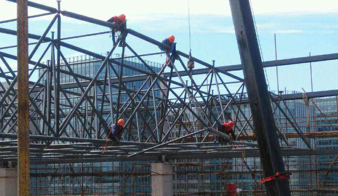 内江论网架装配施工中搭设脚手架应当留神的事故